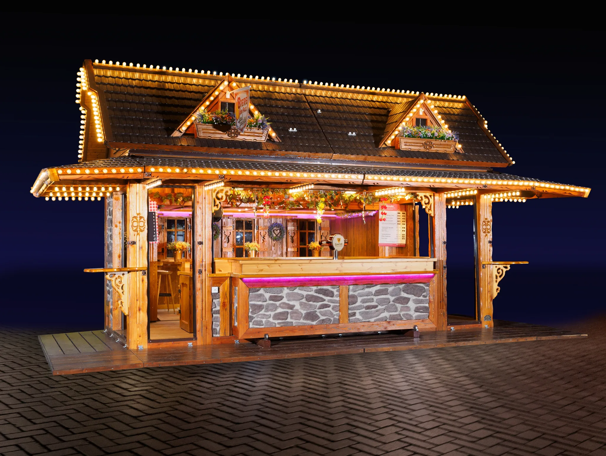 Black Forest Stüble mit beleuchteter Holzfassade am Abend